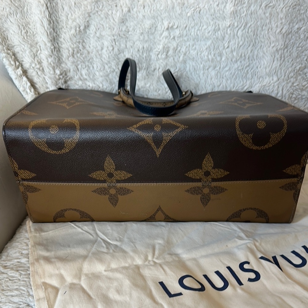 Louis Vuitton OnTheGo GM Monogram Tote with Original Reciept - Picture 10 of 14